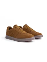 Championes urbanos modelo Mosca, confeccionados en ecogamuza color verde militar con cordones al tono y suela de goma liviana.