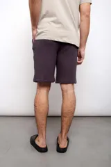 Bermuda lisa color gris oscuro, por arriba de la rodilla, confeccionada en muselina 100% algodón.