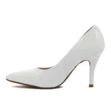 Zapato de tacón alto Vizzano, color blanco charol, con punta fina y detalle de logo dorado en el lateral.