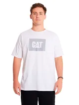 Remera Caterpillar blanca de manga corta, con cuello redondo y estampa frontal del logo CAT dentro de un rectángulo gris.