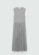Vestido largo de tejido fluido color gris melange, con cuello redondo, sin mangas y falda plisada.