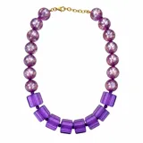 Collar corto confeccionado en resina italiana de color violeta, que combina cuentas redondas brillantes y cuentas cúbicas translúcidas. Cuenta con cierre de mosquetón y cadena de extensión dorada.