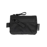 Billetera tipo pouch color negro, fabricada en material impermeable xPac X21. Cuenta con cierre principal, bolsillo frontal con cierre y tiradores ergonómicos. Incluye tecnología de bloqueo RFID.