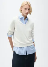 Jersey de punto fino en color crudo, con cuello en pico y diseño de corte recto con manga larga.