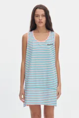 Vestido corto sin mangas a rayas rosadas y celestes, con escote redondo y detalle de bordado en el pecho.