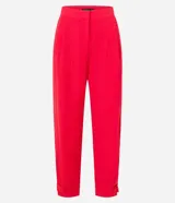 Pantalón zanahoria de tiro alto color rojo, con cierre tradicional, pliegues y botón en el bajo.