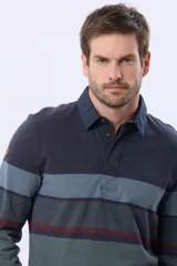 Remera polo de manga larga con diseño de franjas horizontales en tonos azul, gris y detalles en bordó. Presenta cuello camisero con cierre de botones y puños elásticos.