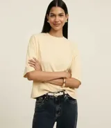 Remera color crema de corte cuadrado y mangas cortas, confeccionada en algodón.