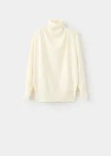 Jersey de punto fino color blanco, con cuello alto, diseño recto y manga larga con detalle fruncido en los hombros.