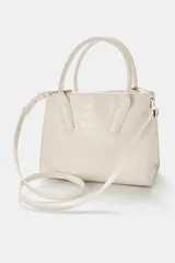 Bolso mini tipo city color crudo con textura tipo piel de cocodrilo. Tiene doble asa de mano y bandolera extraíble.
