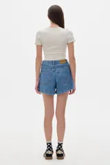 Short de denim negro de tiro medio, con costuras frontales verticales y diseño de cinco bolsillos.