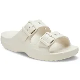 Sandalias Crocs modelo Saturday, color tostado, con diseño de dos tiras con hebillas ajustables y plantilla de espuma Croslite.