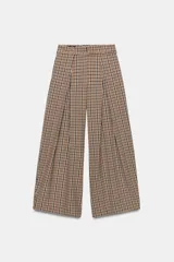 Pantalón de tiro medio con diseño de cuadros, corte amplio y pliegues frontales. Cuenta con bolsillos laterales ocultos, falsos bolsillos traseros y cinturón del mismo tejido incluido.