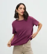 Remera básica de algodón con cuello redondo y mangas cortas, de calce regular y diseño liso. Confeccionada en algodón certificado.