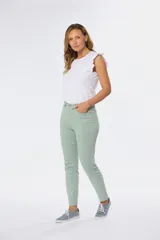 Pantalón blanco de jean, tiro medio, corte recto y cinco bolsillos.