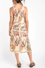 Vestido midi sin mangas con cuello redondo y diseño fluido, con estampado abstracto en tonos beige, verde, marrón y rosado.