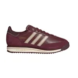 Championes Adidas SL 72 RS inspirados en el modelo clásico de 1972, confeccionados en cuero color bordó con superposiciones de gamuza y las icónicas tres tiras en tono beige. Cuentan con mediasuela de EVA para mayor amortiguación y suela de caucho.