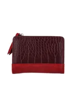 Monedero rectangular de cuero sintético color borgoña con textura tipo piel de cocodrilo en la parte superior y rojo liso en la parte inferior. Tiene cierre con cremallera y broche imantado.