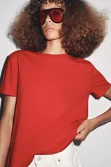 Camiseta de algodón con diseño de rayas horizontales, cuello redondo y manga corta.