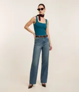 Blusa básica sin mangas marca Cortelle, confeccionada en poliamida con elastano. Presenta un diseño ajustado al cuerpo con escote cuadrado tanto en el frente como en la espalda y breteles medianos.