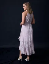 Vestido largo de gasa color lila con estampado floral, escote halter y lazo en la cintura.