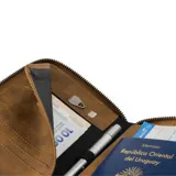 Billetera marrón con cierre de cremallera y logo Baleine grabado en la parte inferior.