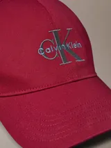Gorra de béisbol Calvin Klein Jeans de color bordó, con visera curva y logo de la marca bordado en el frente en color gris.