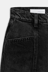 Falda pantalón de tiro medio confeccionada en denim, con bolsillos delanteros y cierre frontal con cremallera y botón metálico.