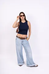 Musculosa negra ajustada al cuerpo, sin mangas y con cuello redondo.