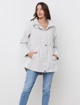 Campera impermeable Gallery color azul marino, con capucha plegable, cierre frontal con solapa de botones a presión, bolsillos y cordón de ajuste en la cintura.