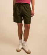 Bermuda verde claro texturizada, con cintura elástica ajustable con cordón, bolsillos laterales y traseros.