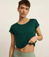 Remera deportiva de manga corta con escote redondo, confeccionada en tejido de microfibra con textura acanalada. Presenta un corte holgado y ligero, ideal para actividades físicas.