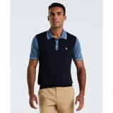 Polo de punto con diseño color block, combinando un cuerpo central en azul marino con mangas y cuello en azul claro. Presenta cierre frontal de tres botones y logo bordado en el pecho.