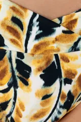 Parte inferior de bikini con faja cruzada al frente y un estampado en tonos cálidos, estiliza la figura. La faja cruzada posterior con recogido y la cobertura media ofrecen un porte cómodo. Este calzón de baño combina un diseño actual con un toque exótico.