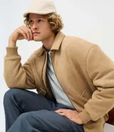 Pantalón masculino de corte relajado confeccionado en tejido oxford de algodón. Presenta cintura con trabillas y lazo ajustable, bolsillos laterales y traseros.