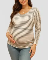 Buzo de lactancia de manga larga a rayas horizontales blancas y negras, con escote redondo y corte ajustado.