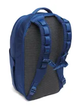 Mochila Under Armour de color azul marino, diseñada con tirantes acolchados y texturizados para mayor comodidad, correa ajustable en el pecho con hebilla y el logo de la marca en relieve.