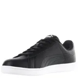 Championes urbanos Puma modelo Up, color blanco con el icónico formstrip de la marca en color negro en los laterales. Presentan un diseño de corte bajo con cierre de cordones y suela de goma resistente.