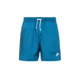 Short de baño Nike Sport Essentials color azul petróleo, con cintura elástica y cordón ajustable blanco. Presenta un corte clásico y el logo de la marca bordado en la parte inferior de la pierna izquierda.