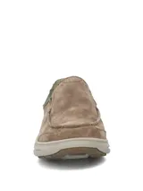 Zapatos tipo slip-on de gamuza en color taupe con detalles en verde militar en el talón y el interior, cuenta con suela de goma en tono beige claro.