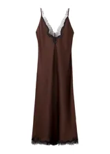 Vestido midi de satén marrón con tirantes finos y detalles de puntilla negra en el escote en V y en el ruedo.