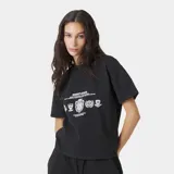 Remera de corte boxy fit color negro, con estampado gráfico frontal que incluye escudos y tipografía en color blanco.