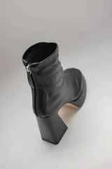 Botines negros de cuero con plataforma y tacón cuadrado.