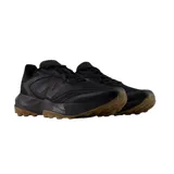 Championes de trekking New Balance modelo Tektrel Utility, color negro con suela de goma marrón, diseño robusto de malla y detalles sintéticos.