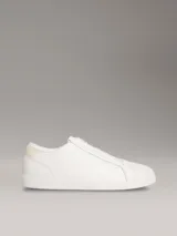 Zapatillas de perfil bajo Calvin Klein en piel color blanco, con suela cupsole de caucho y detalle de monograma grabado en el lateral.