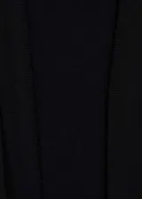 Cardigan de punto fino color negro, con cuello en pico, diseño recto y manga larga. Es una prenda abierta sin cierre, ideal para usar como capa ligera.