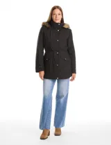 Gabardina impermeable de corte largo, color negro, con capucha desmontable con borde de piel sintética. Presenta cierre frontal oculto con botones a presión, cintura ajustable con jareta interna, bolsillos delanteros con solapa y detalle de costuras matelassé en hombros y bolsillos.