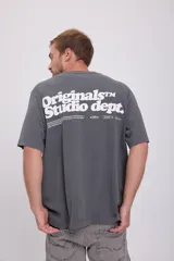 Camiseta gris de manga corta y cuello redondo con estampado pequeño en el pecho.