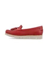Mocasines de cuero graneado rojo con detalles de flecos y borlas en el empeine, sobre suela de EVA ultraliviana en color beige.