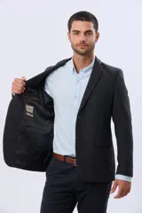 Saco sport de lana en color gris oscuro, con diseño clásico de solapa tradicional, cierre frontal de dos botones y bolsillos laterales con solapa.